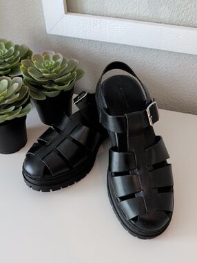 Old Navy Black Fisherman Sandals